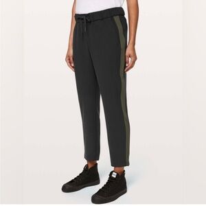 Lululemon On The Fly Pant Woven *Track Stripe
Black / Dark Olive, sz 2